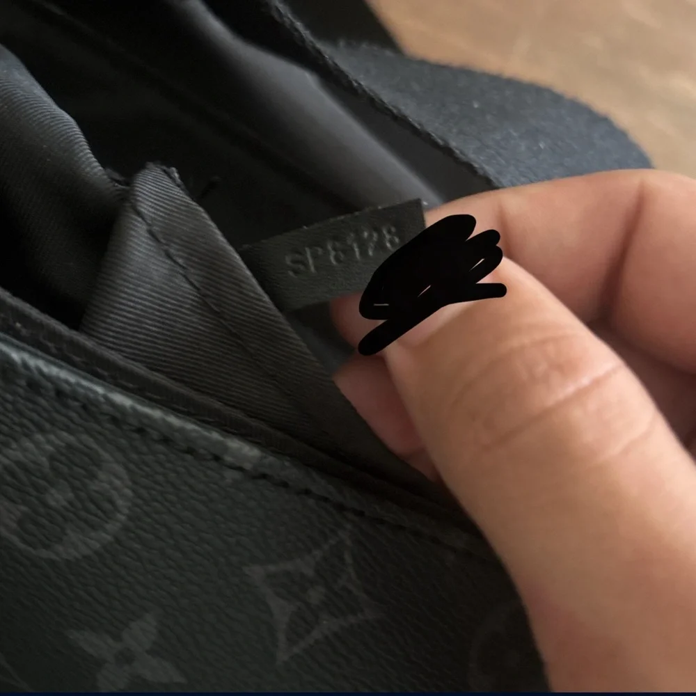 Louis Vuitton - Picture 4 of 4